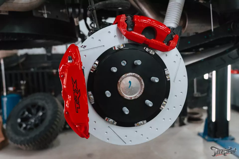 Подготовка RAM TRX для участия в MK Rally 2024: установка тормозной системы Brembo, окрас суппортов, оснащение кузова крышкой и дополнительной розеткой